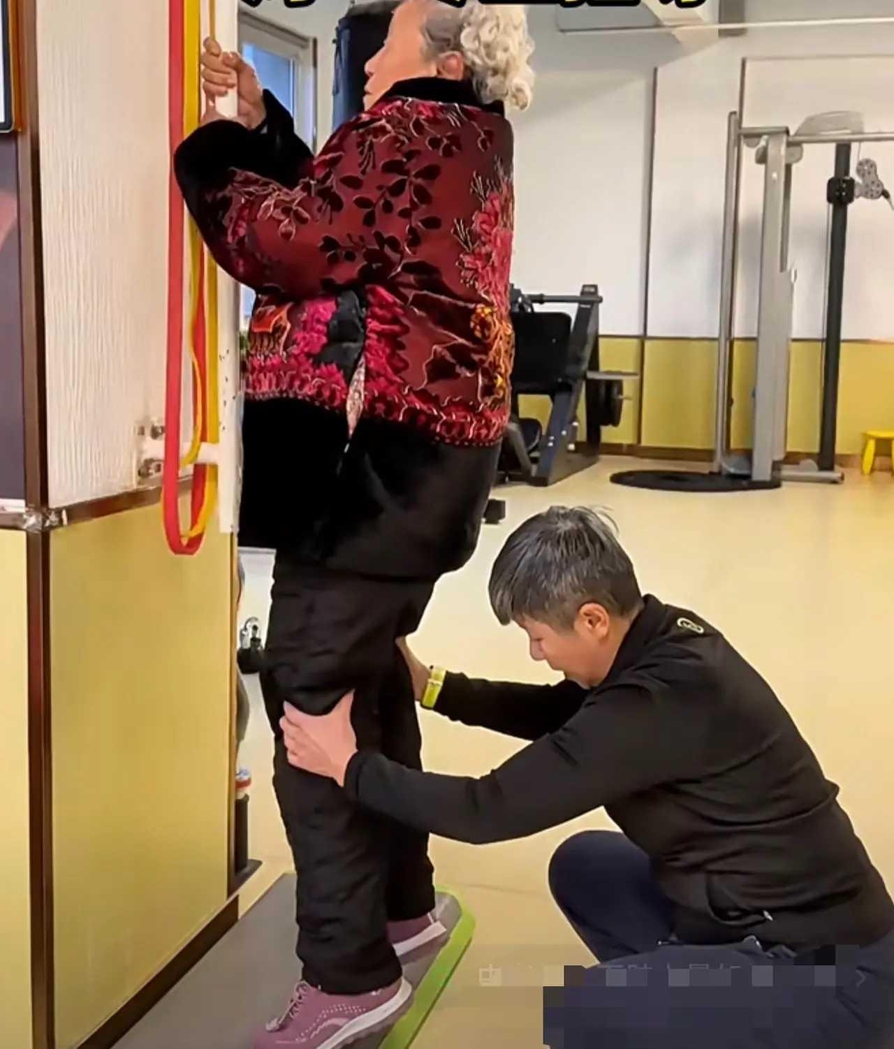 开始割老年人了