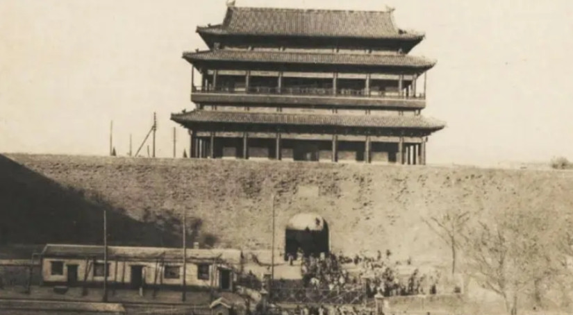 北京的老城墙和城门楼为什么会被拆？事实证明，梁思成和林徽因是有远见的人，可惜，在