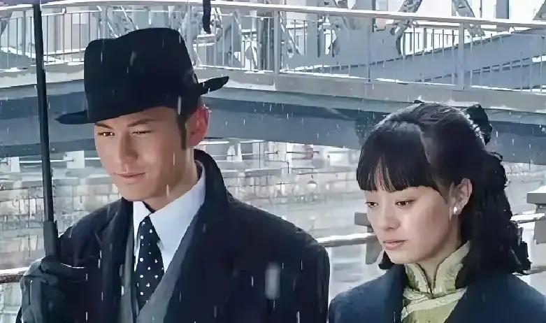 评论区直接炸锅：黄晓明打伞名场面又被扒！周润发给赵雅芝撑伞，雪再大也先顾她