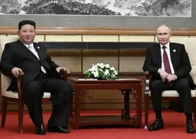 天安门城楼出现历史性一幕，多国领导人同框合影，美方担心的事情发生了？历史时刻！罕
