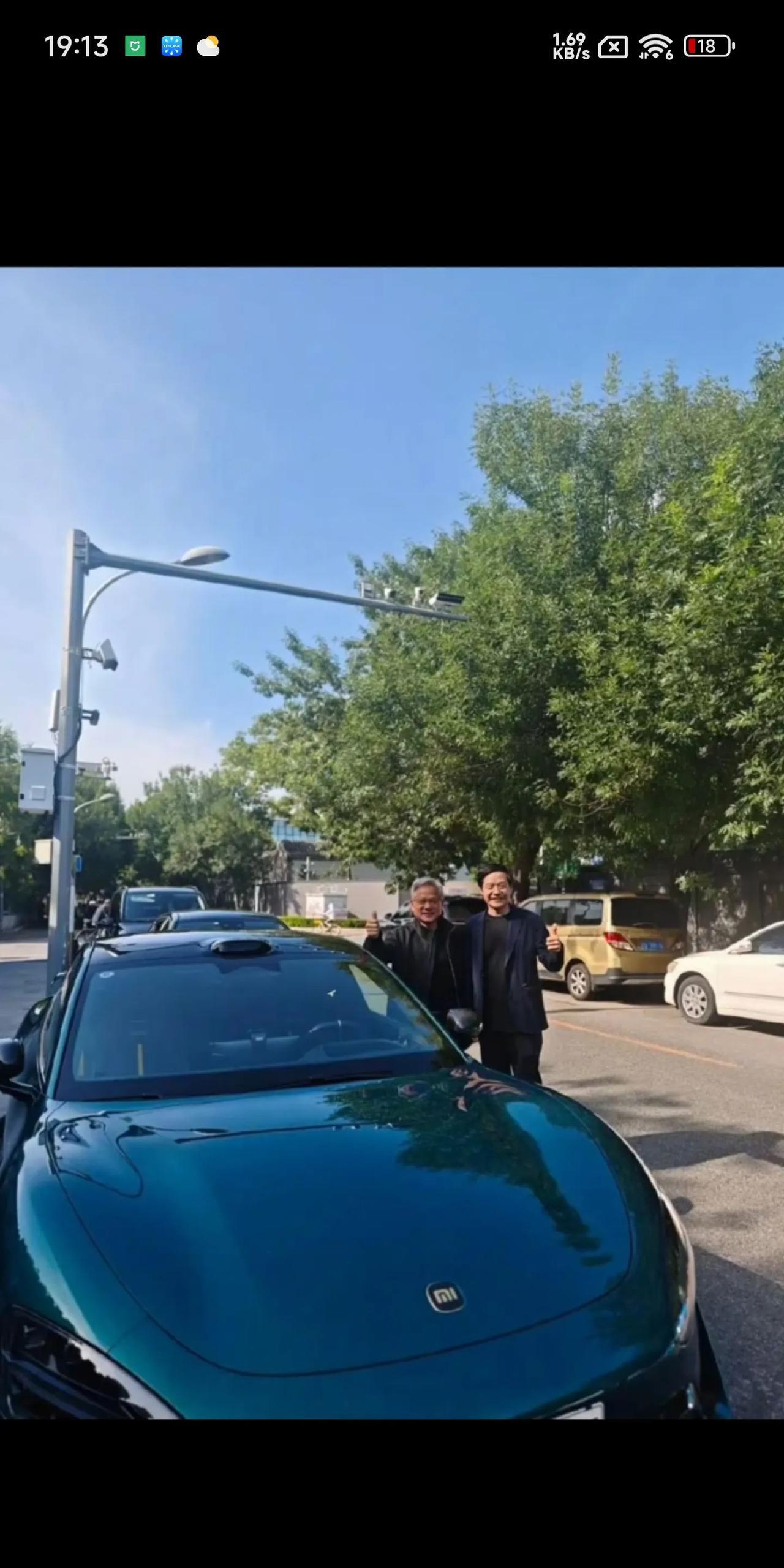 家人们谁懂啊！黄仁勋顶着35℃高温穿皮衣见雷军，这波操作直接让热搜炸锅了！两人