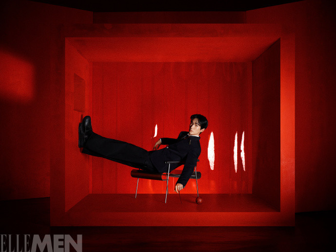 【朱一龙时尚表现力】时尚大片上新！接手采访时他承认自己是很理性的人，最大的期许就