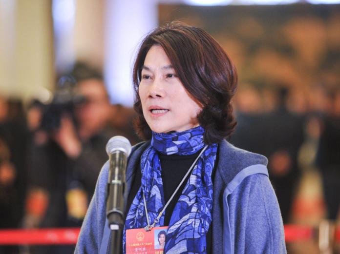 董明珠这回是真低头了。欧洲热浪烧到40度，中国空调卖疯了，美的海信TCL