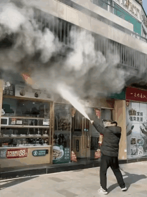 他绝对配得上胸口这面国旗！江苏镇江大哥饭店吃饭时，隔壁店铺突