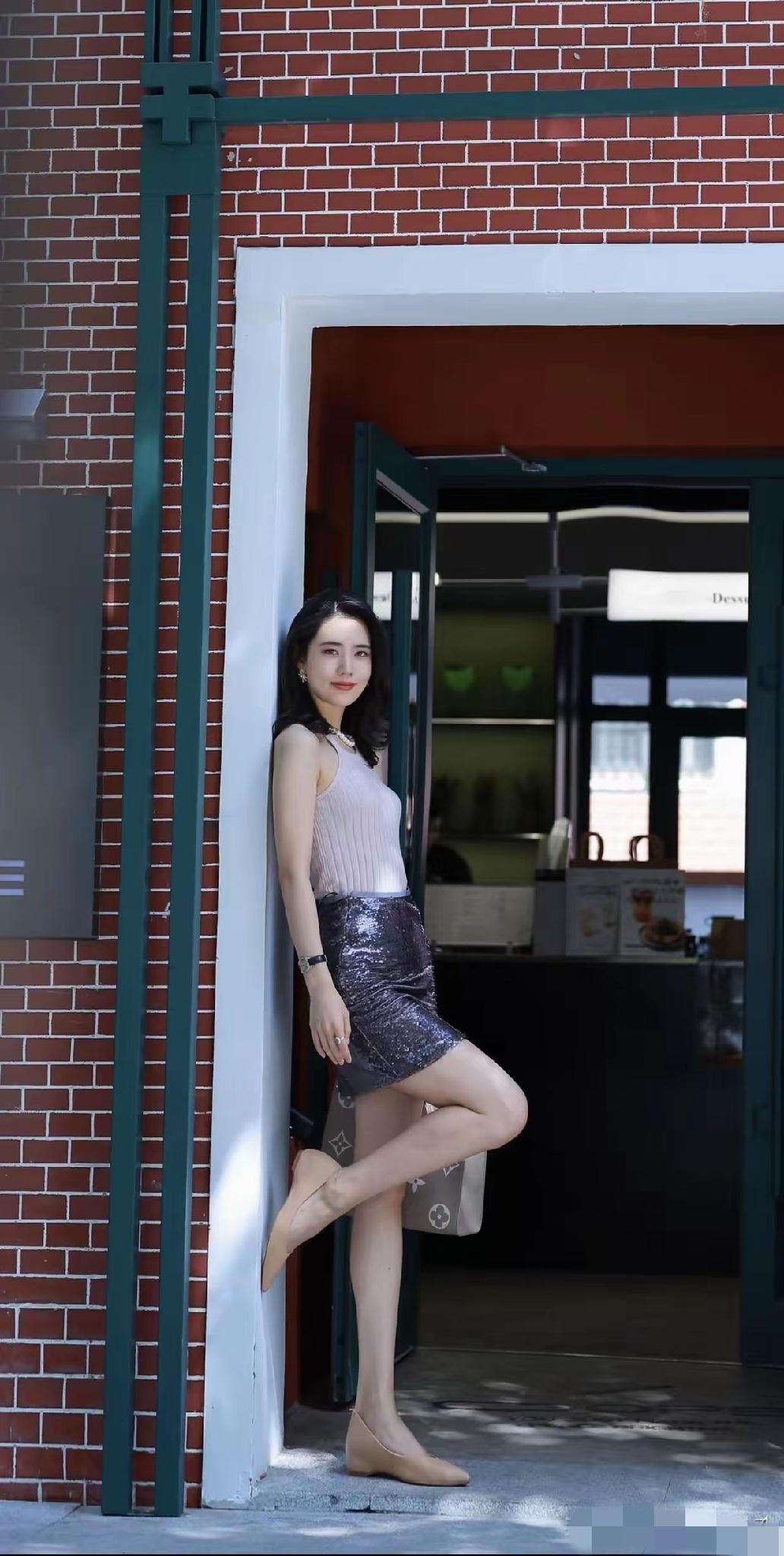 虽然模特已经不是少女，但这组作品，依然是拍出来了少女所特有的“和羞走，倚门回首，