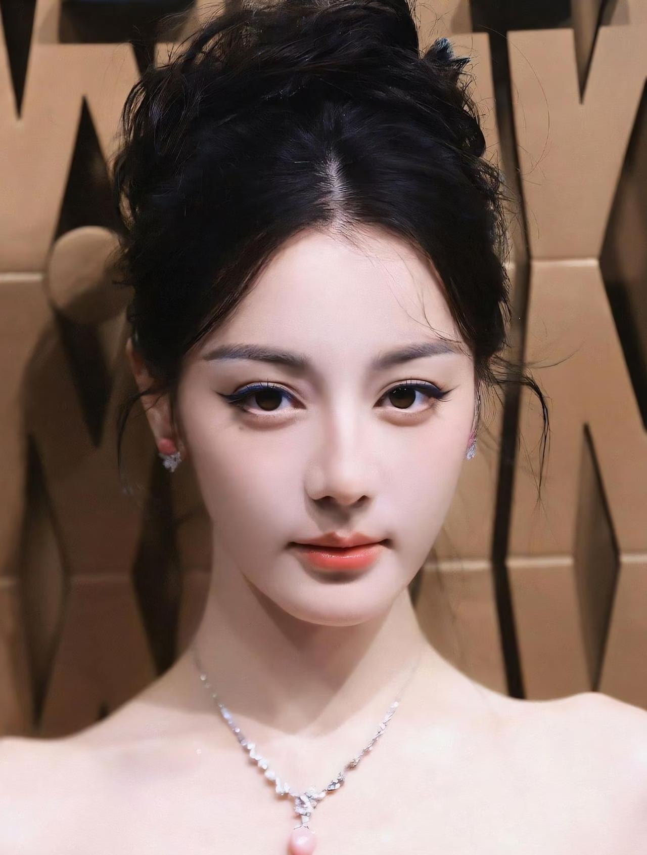 剪掉十年长发那天，她撕碎了顶流女星的保命符。《利剑玫瑰》片场，迪丽热巴按住拐卖