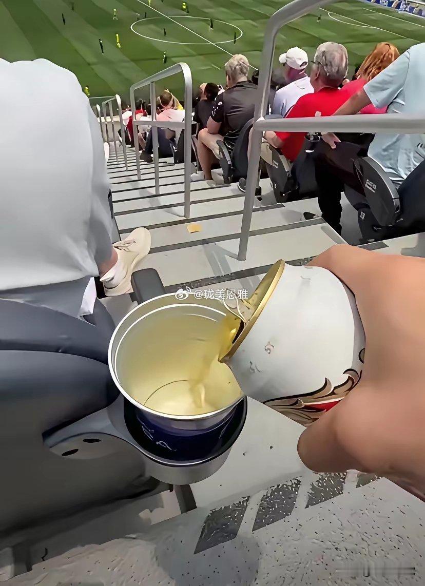 世界杯比赛球场座位边的一个小设计说明：美国人不太懂足球，却很懂怎么看足球