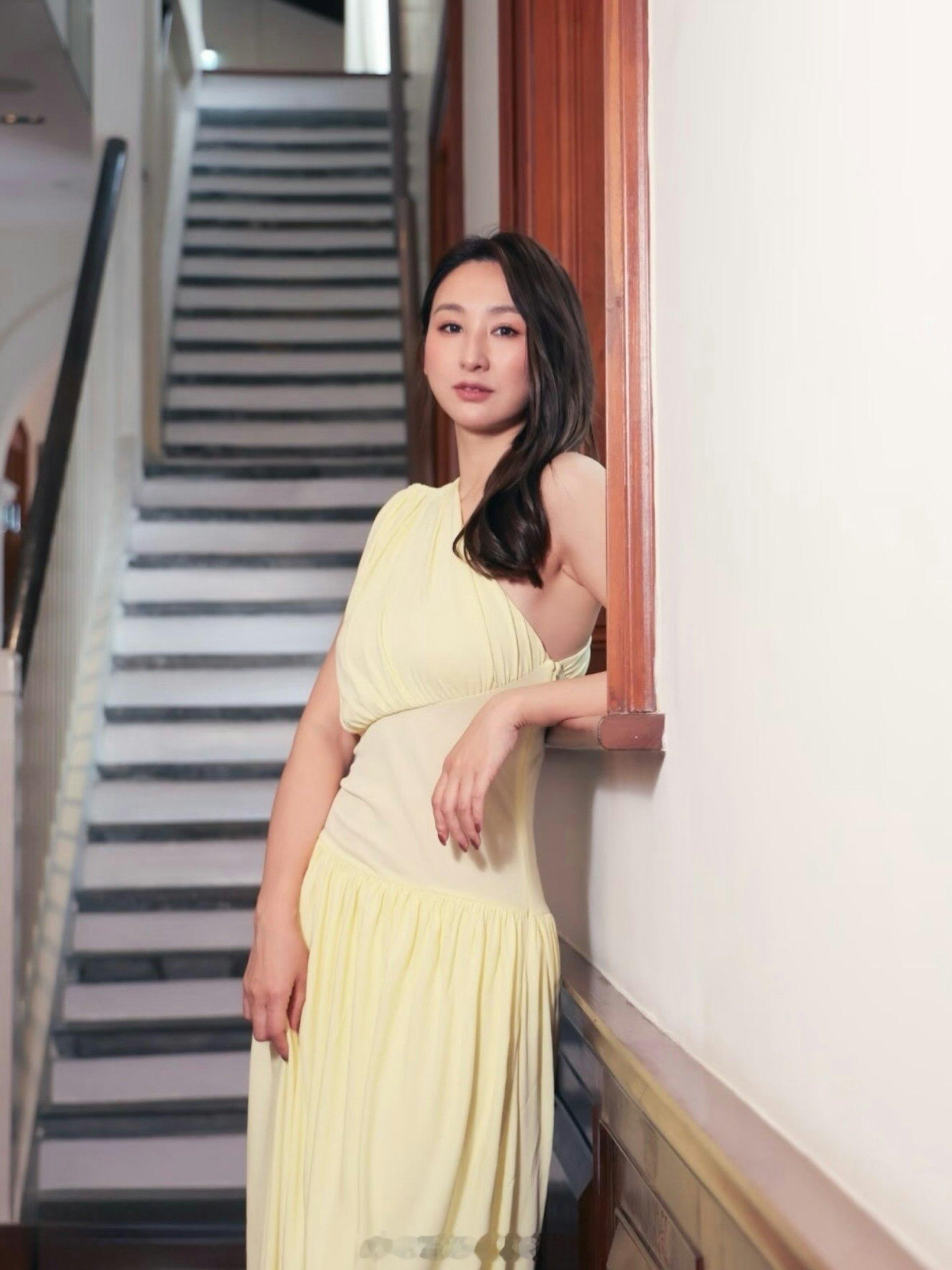 高海宁生图曝光长发更妩媚网民惊叹：白T恤牛仔裤都可以这么好看现年39岁的TVB