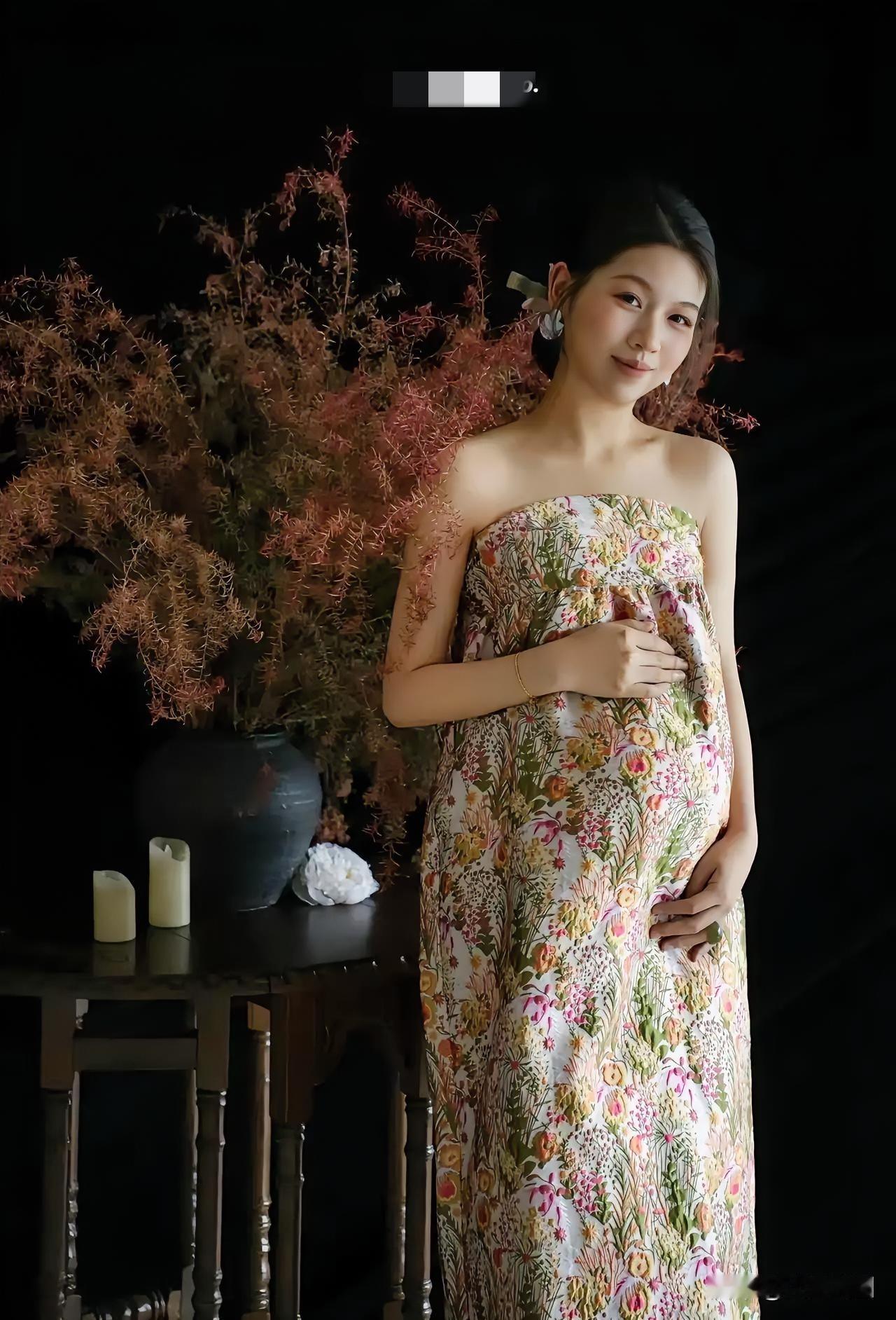 怀孕的时光，总是氤氲着别样的温柔。当她穿上那条温柔的花裙，仿佛连周遭的空气都变得