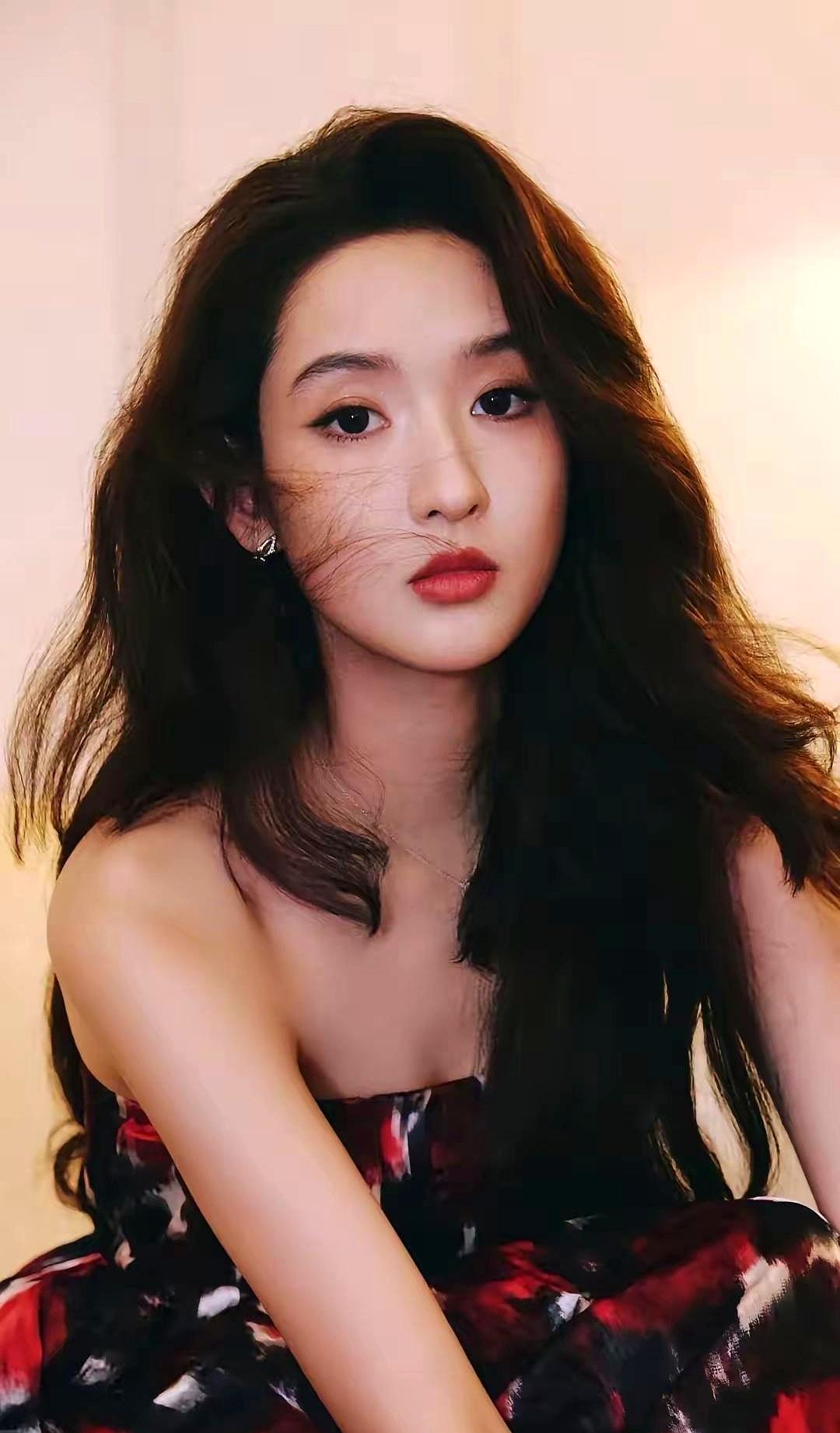 资本圈疯了？砸钱就为找一个“不折腾”的女演员。别人挤破头抢C位、搞公关，