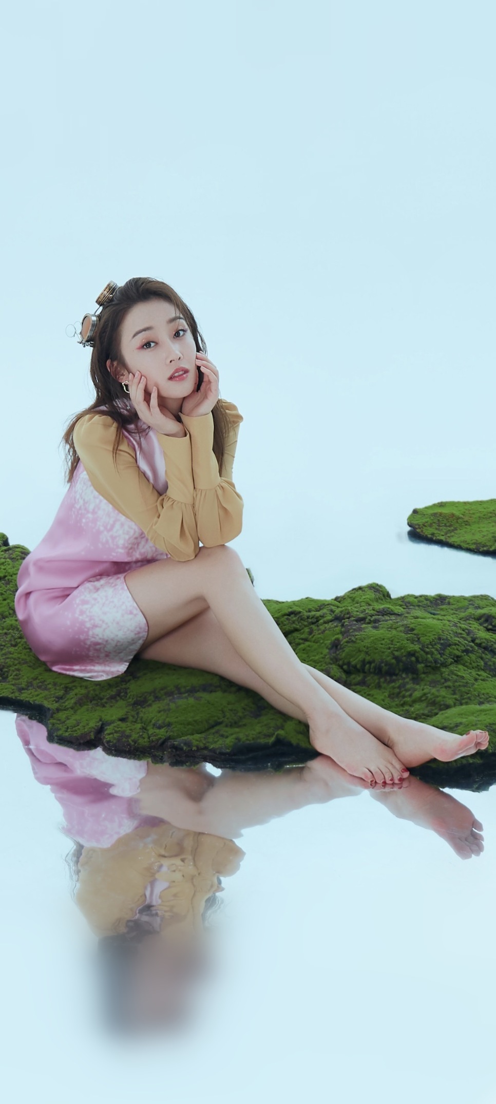 宣璐惊艳高清照片全屏手机壁纸壁纸：光脚丫少女感的师姐好美！宣璐