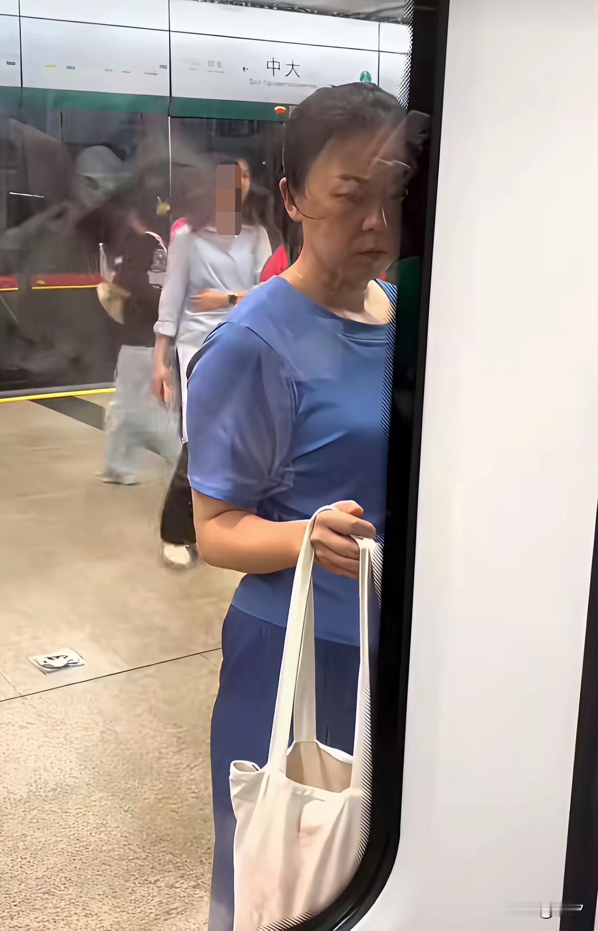 现在的大姐真聪明，明明地铁门都关了，她非要去乘坐，拿着个白色布兜故意挡一下