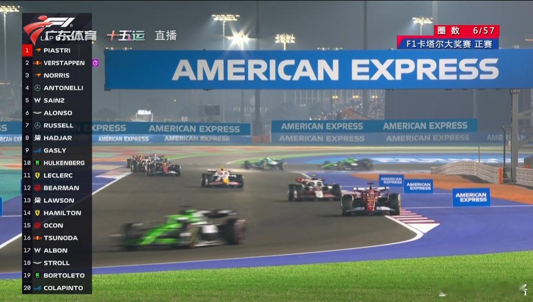 绿色法拉利超了红色法拉利霍肯伯格超了勒克莱尔不过话没完，撞了车出了安全车，进不进