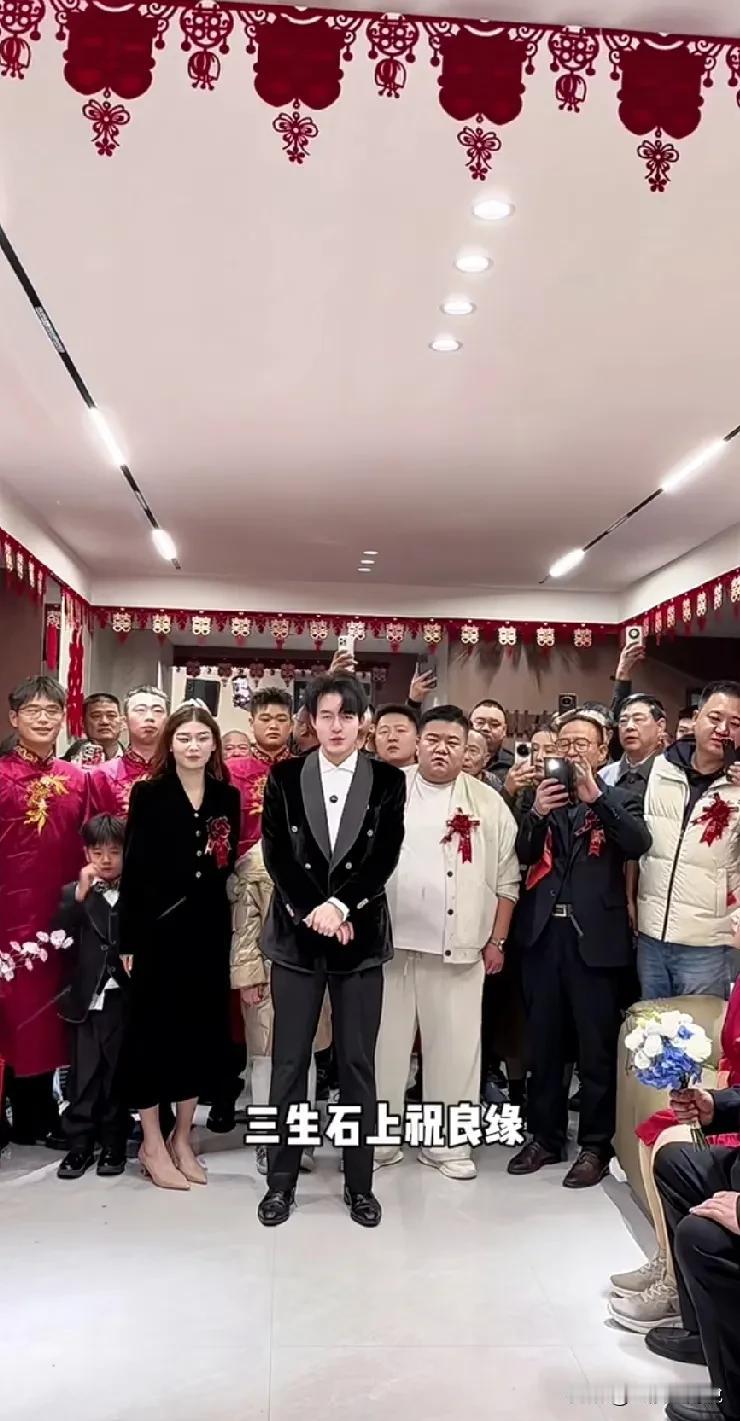 昨天看到解清帅大嫂在解清帅的婚礼上穿一套黑色的衣服惹争议！很多网友表示在这么