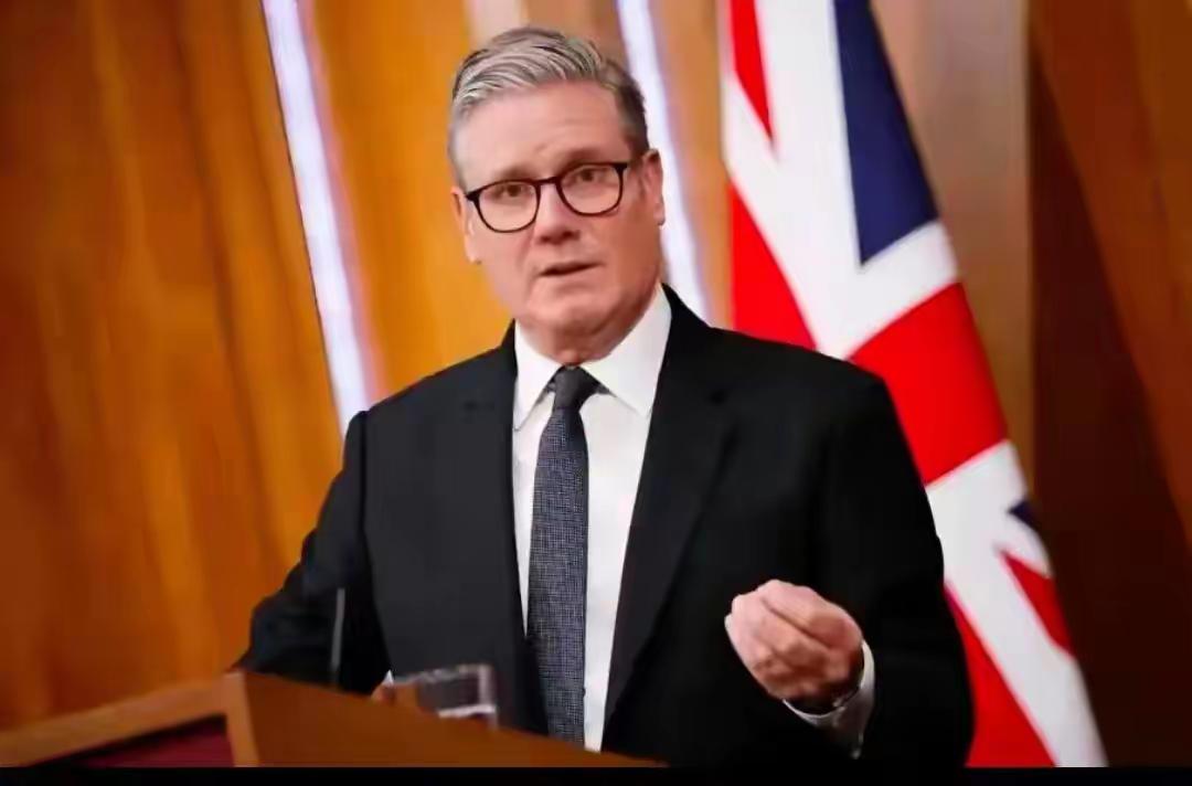 这下咱们可算是开眼了，大英帝国这波操作属实让人看不懂。英国现在做事真的特别矛