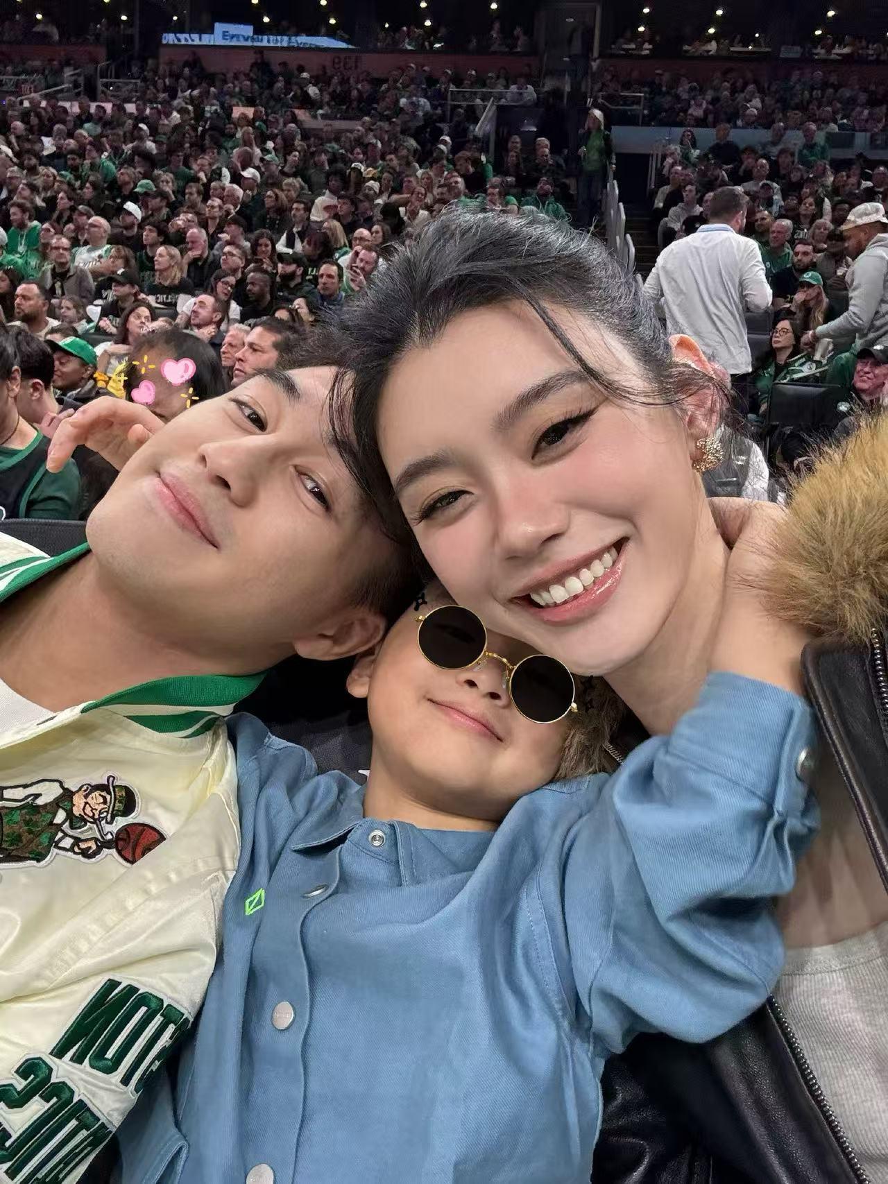 三房那边还在因为婚恋之事频频上热搜,四房这边却大不一样。该结婚的结婚,该工作