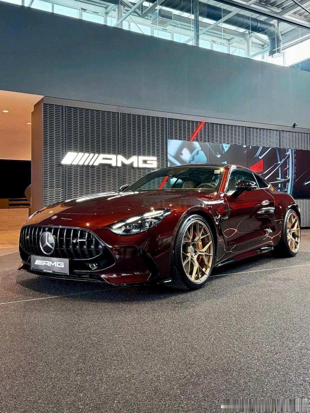 梅赛德斯-奔驰GT634MATIC双门轿跑，过年就要红红火火