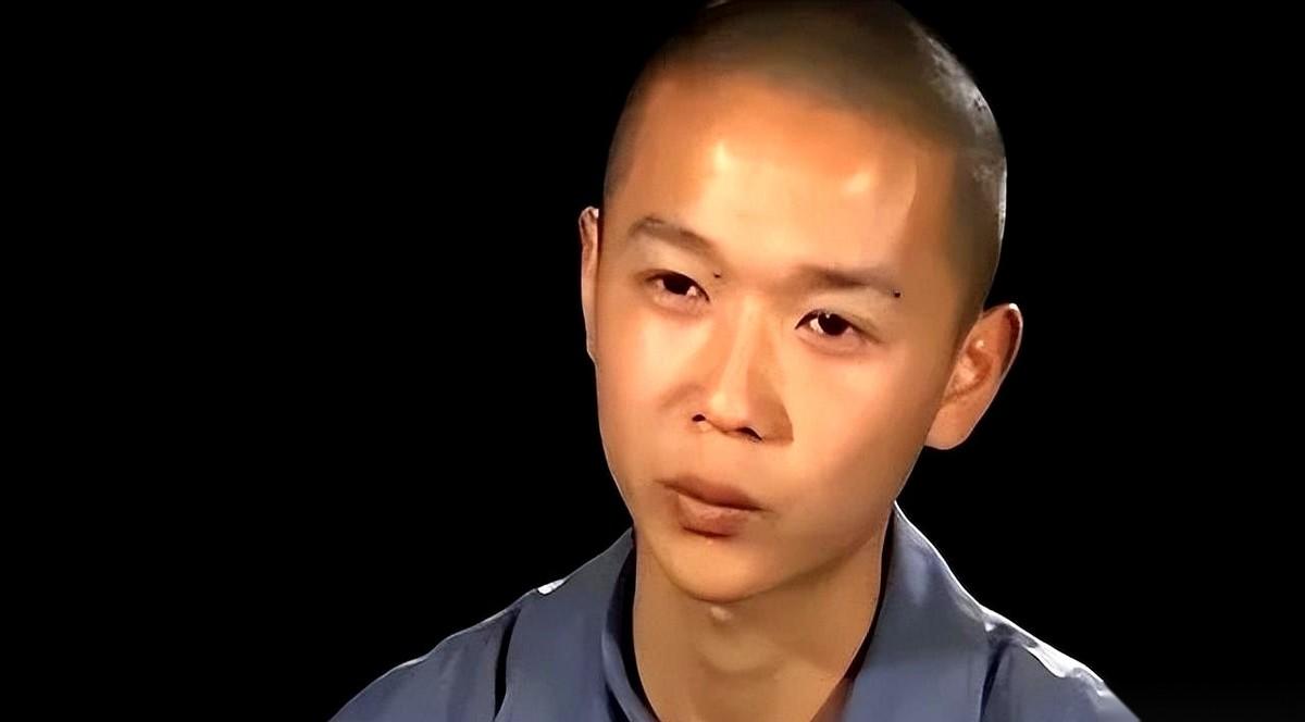 关于2010年安徽那起17岁高中生连挥数刀砍死村霸的旧案，最刺痛人的，根本不是村