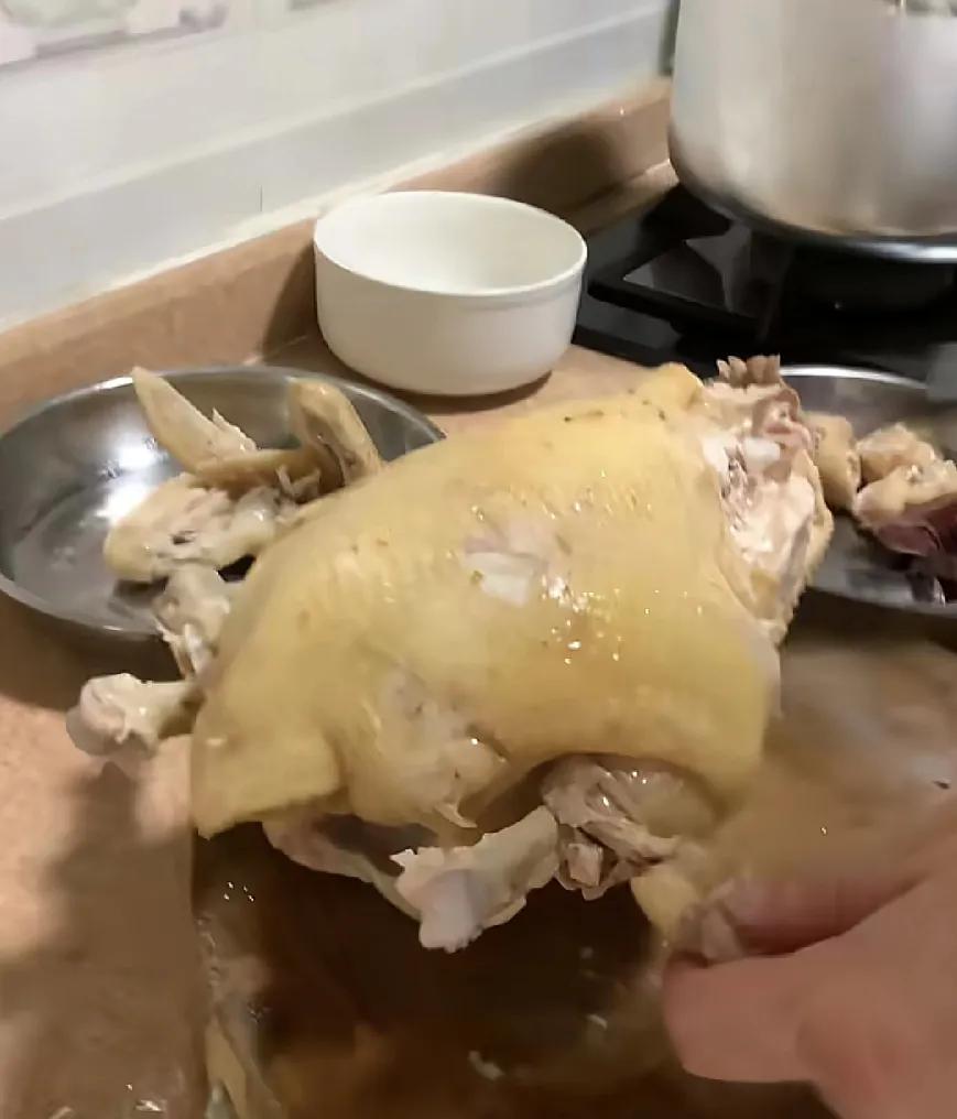 一眼望去，这只鸡相当不错，又肥又大，煮出来后鸡皮都油光锃亮的。可煮这只鸡的人，也