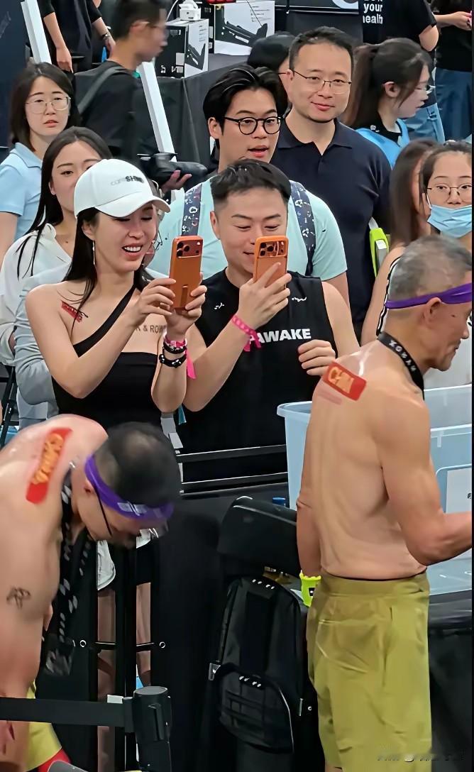 王石大概做梦也没想到，自己74岁高龄参加体能挑战赛，受到的关注竟然不如小娇妻田朴