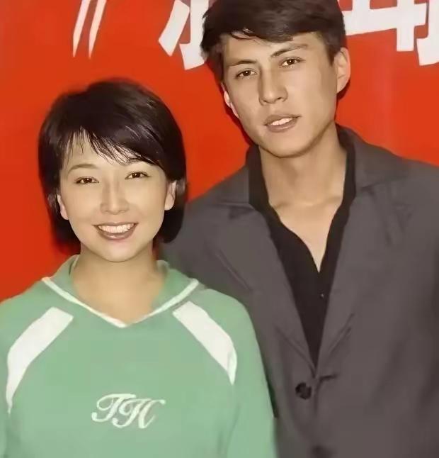 当年，30岁的靳东爱上了39岁的江珊，江珊半推半就地说:“我结过婚，生过娃，咱俩