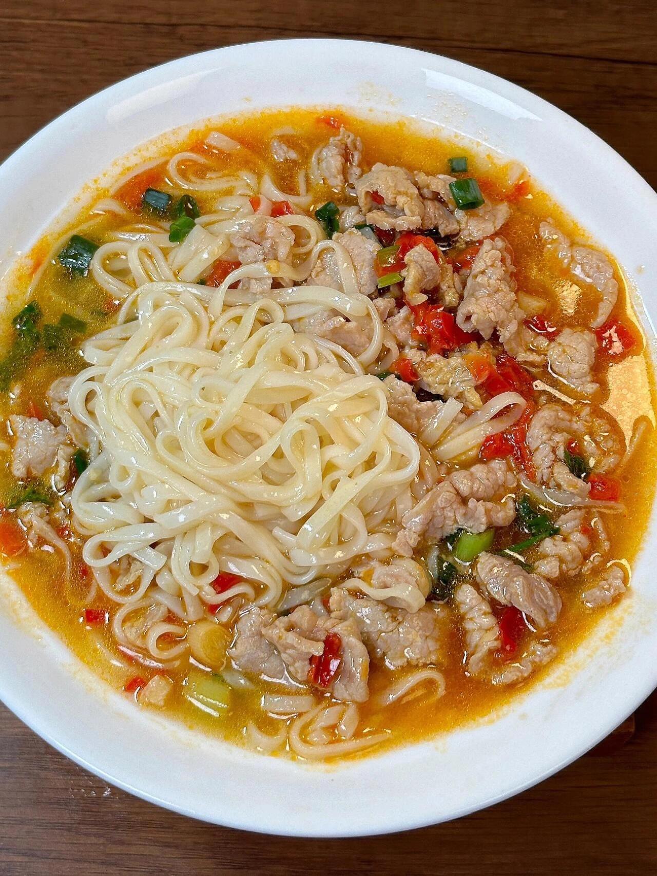 早晨很早起来，做好她喜欢面条。然后叫起来一起吃。