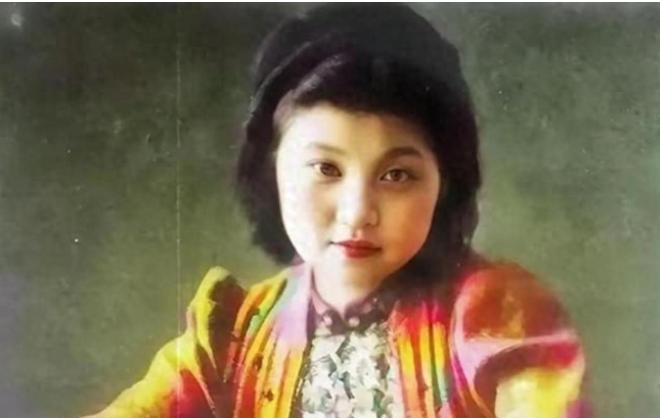 1942年，蒋经国情人章亚若离奇猝逝，坊间一直流传被人暗中注射毒针谋害。她临终