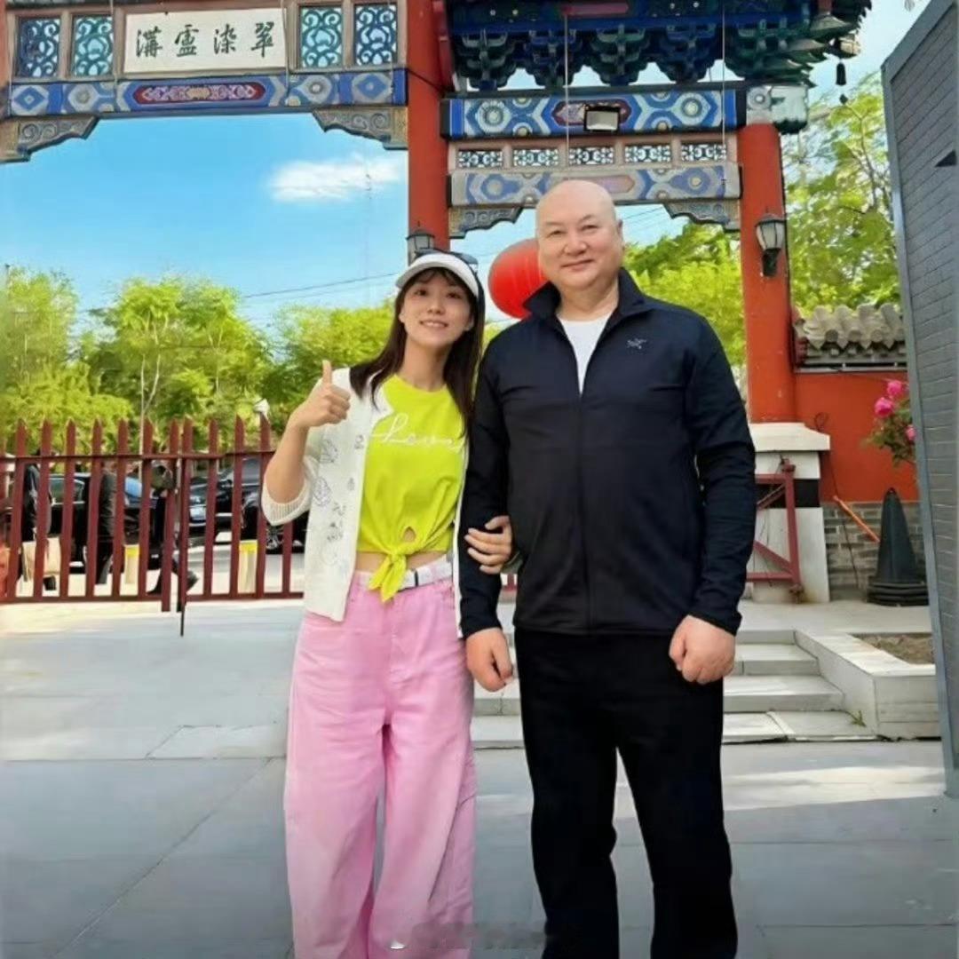 迟⁠重瑞和他‏‌的生活助理！助理还挺漂亮的​​​​