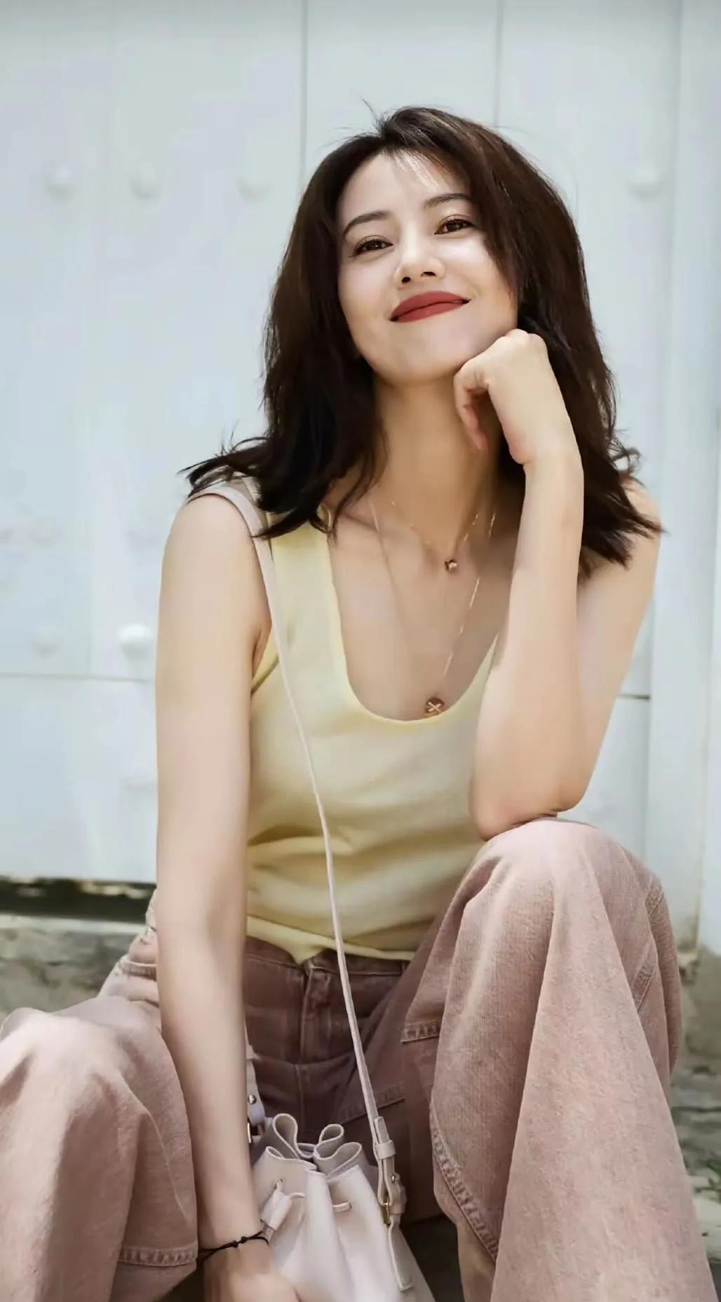 高圆圆夏日私服太治愈！浅黄背心+豆沙阔腿裤，清爽温柔，松弛感直接拉满☀️高圆圆