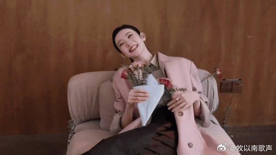 张艺凡请少做自己多做女明星她的vlog好有生活感，让人看着也不自觉扬起笑容，这