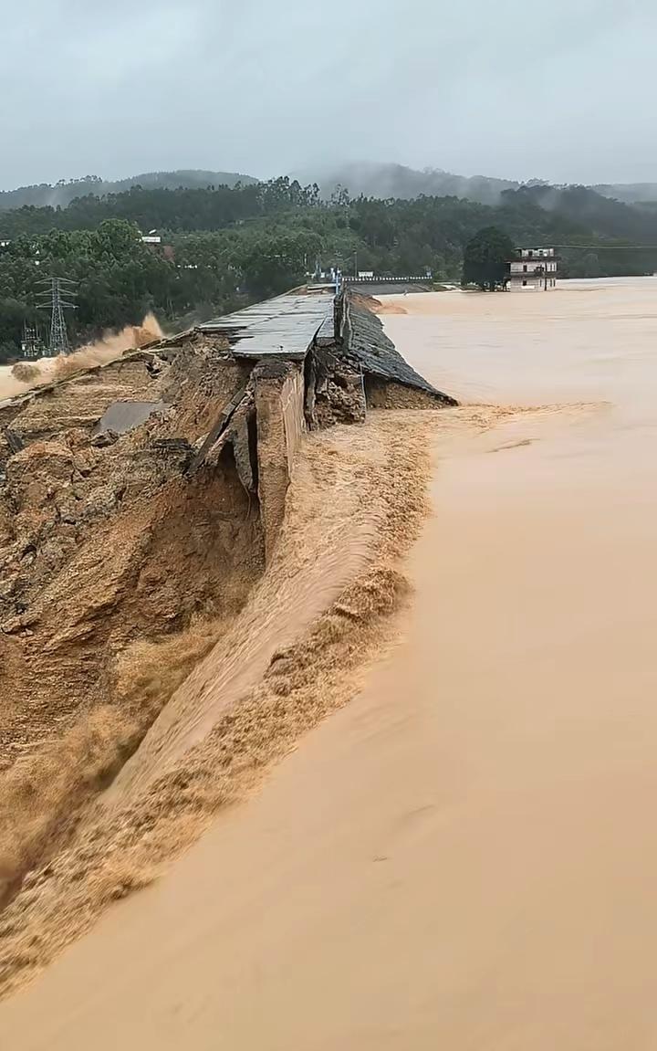 2026年7月6日，广西南宁横州市六蓝水库出大事了！上午水库坝体出现缺口，发生严
