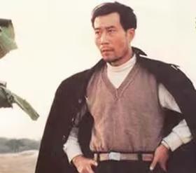 ☁1990年，导演请李雪健主演焦裕禄。不料，焦裕禄的妻子得知后，立马摆了摆