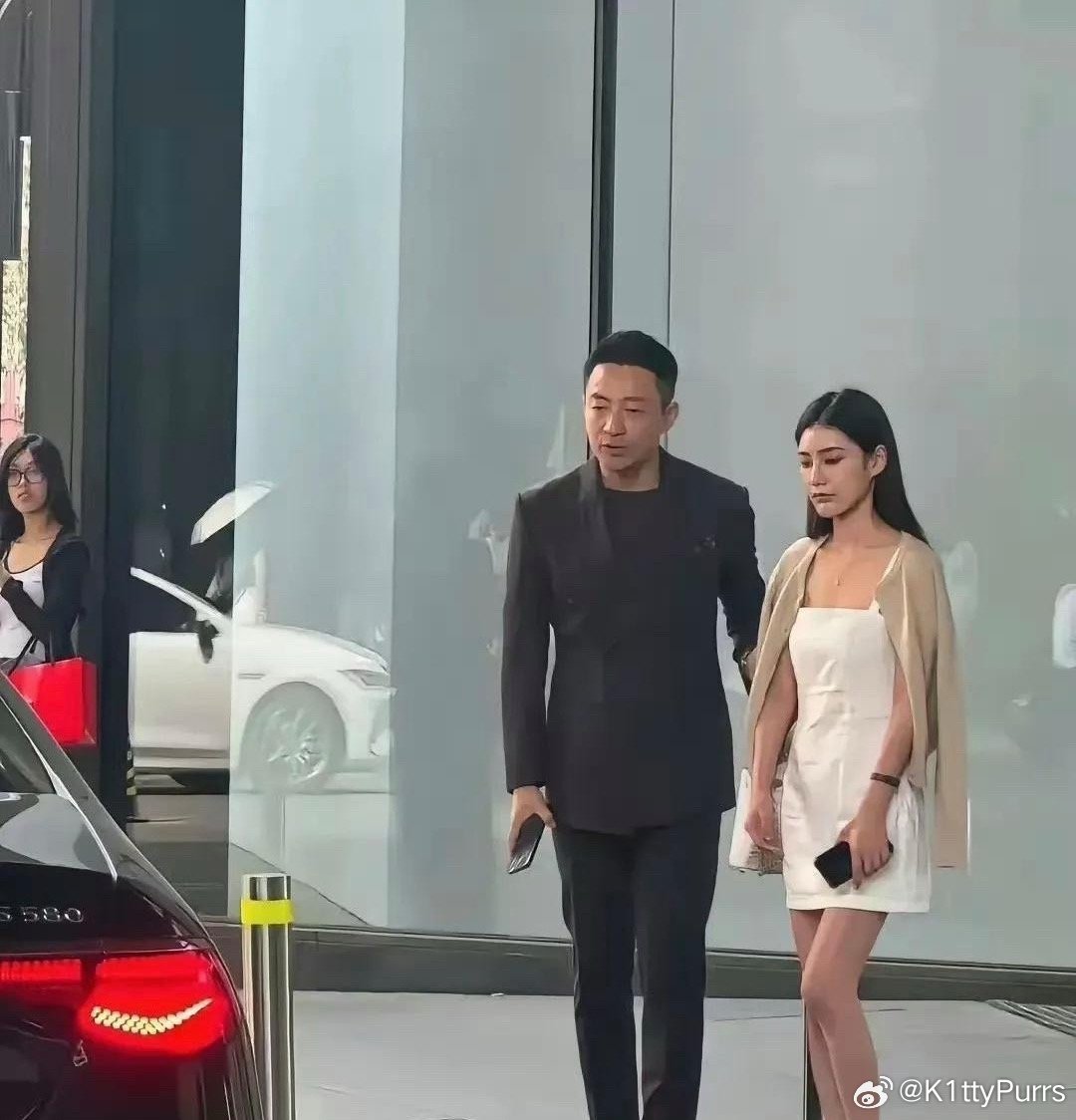 感觉是要的包包没给买，又在发脾气