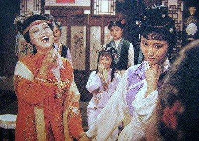 都说薛宝钗不尊重王熙凤，老是“凤丫头”“凤丫头”的，其实王熙凤也很不待见薛宝钗，