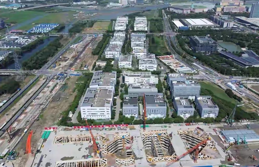 苏州东站已经挖了这么大一个坑了！看这样子已经挖到地下四五层了，应该是挖到底了，