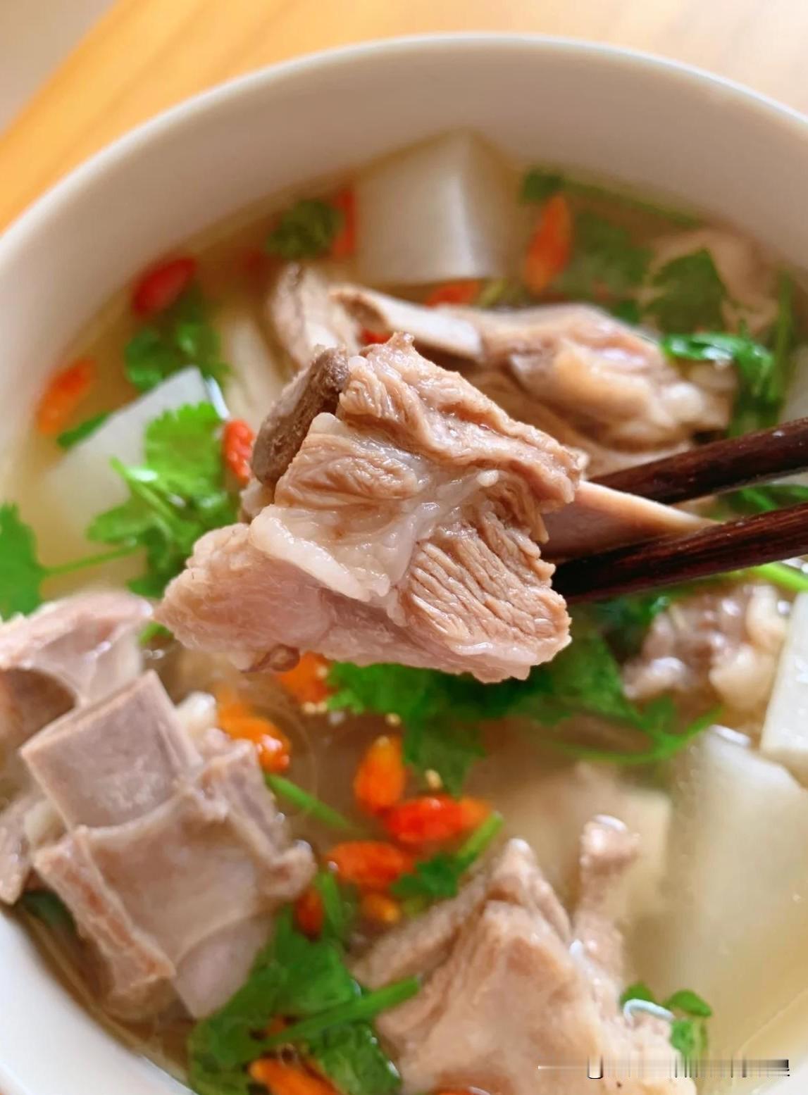 羊肉炖萝卜是一道经典的家常滋补菜品，以下是几种常见的做法：清炖羊肉萝卜汤