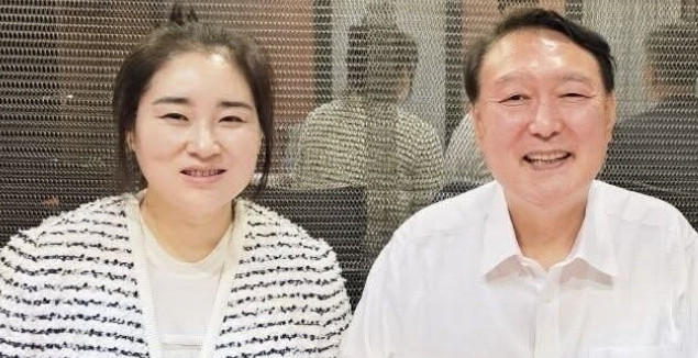 前总统尹锡悦的律师金桂利近日就其当事人拒捕时的情况强烈抗议，称相关信息的披露“已