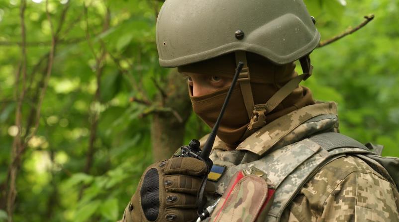 乌军前线士兵连续两周主动“投喂”俄军，随后主动向俄军投降一名乌克兰士兵在