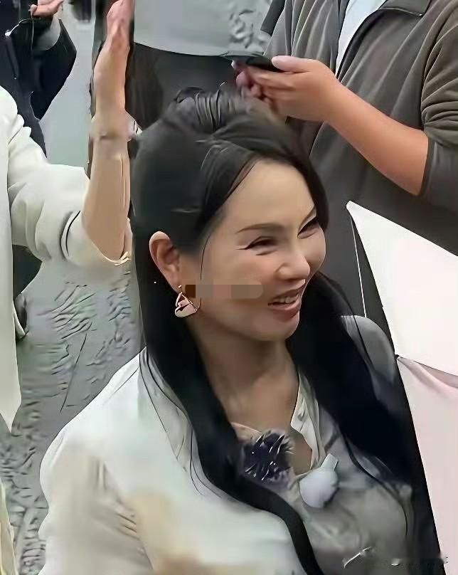 提起伊能静，大家印象里一直是知性优雅的模样。今年58岁的她，平日里保养用心，精修