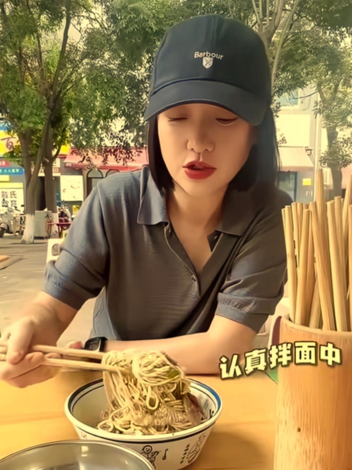 周迅胃口超好，在成都一家餐馆吃饭时，点了一碗猪肝面，一份红油抄手，还吃了洗澡泡菜