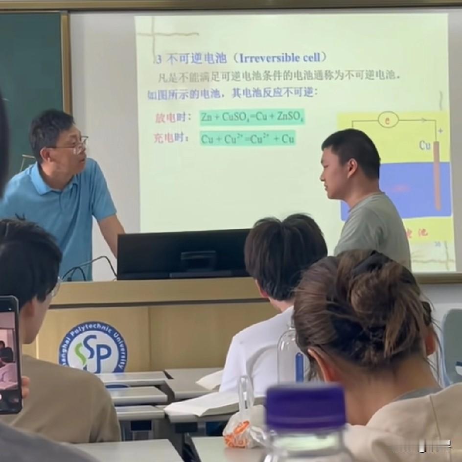 这个大学老师真是又卑微，又伟大！明明自己很负责的在教书育人，却要向学生当众道歉
