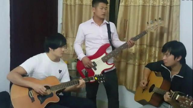 吉他弹唱《海阔天空》, 鸟巢流浪歌手汤华斌(阿