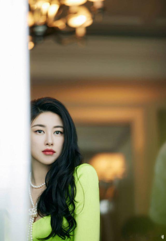 朱珠朱珠内娱收藏主理人不愧是内娱收藏主理人，朱珠对美的拿捏太到位，优雅高级不撞款
