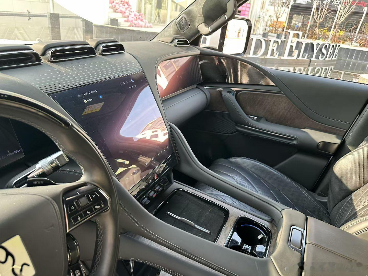 仰望U8，后排零重力座椅太舒服，配上隐私车窗和超大吸顶屏，老板级享受！智能交互也