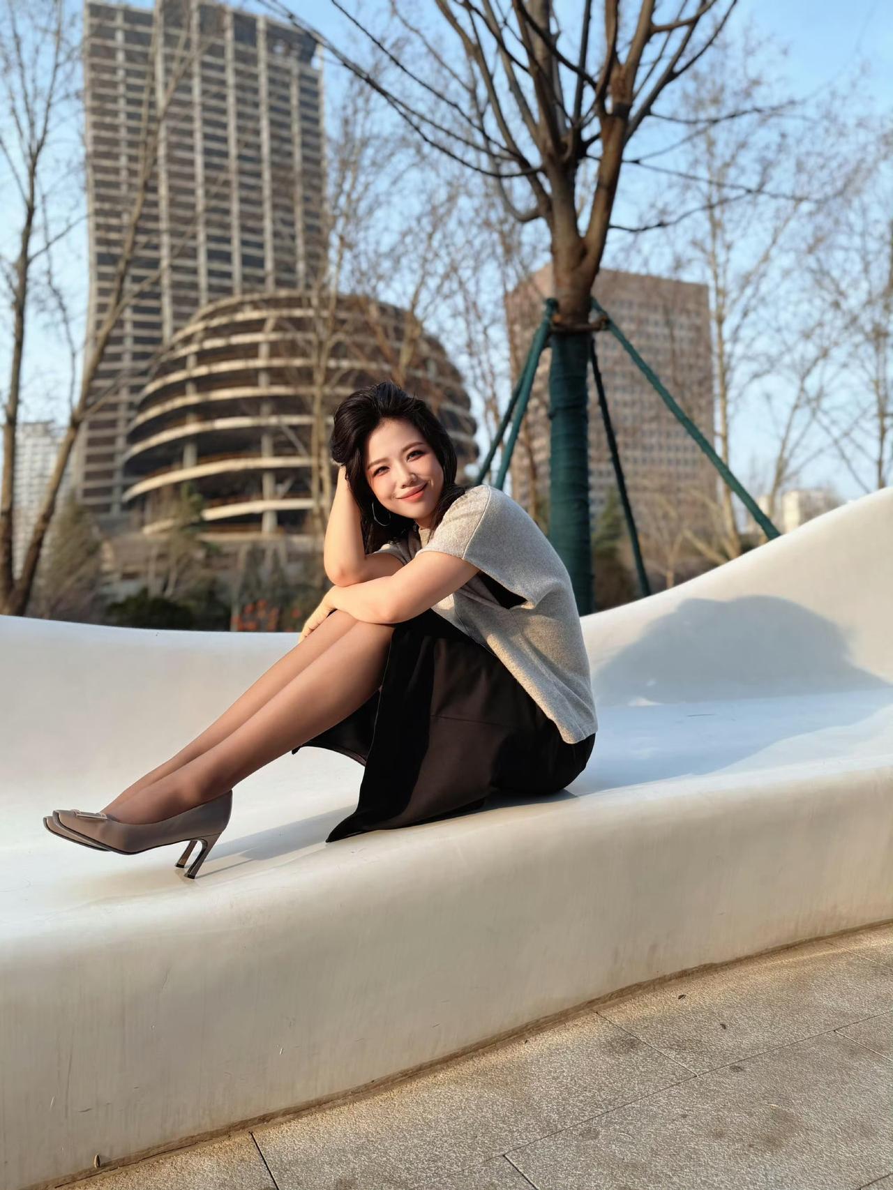 这套是松弛优雅通勤风，核心是浅灰短袖针织+黑长开叉裙的搭配：宽松针织自带松弛感，