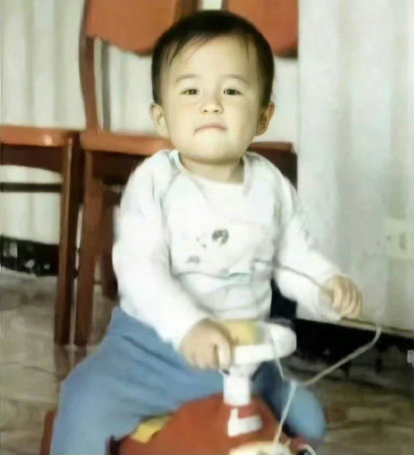 童年时期的周杰伦，当年的他也没想到自己以后会成为亚洲天王吧