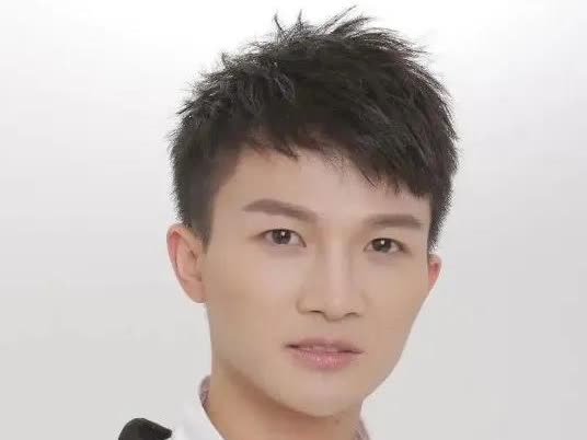 一次，主持人问周深:“你的择偶标准是什么？”周深不假思索的说:“对方的身高一定要