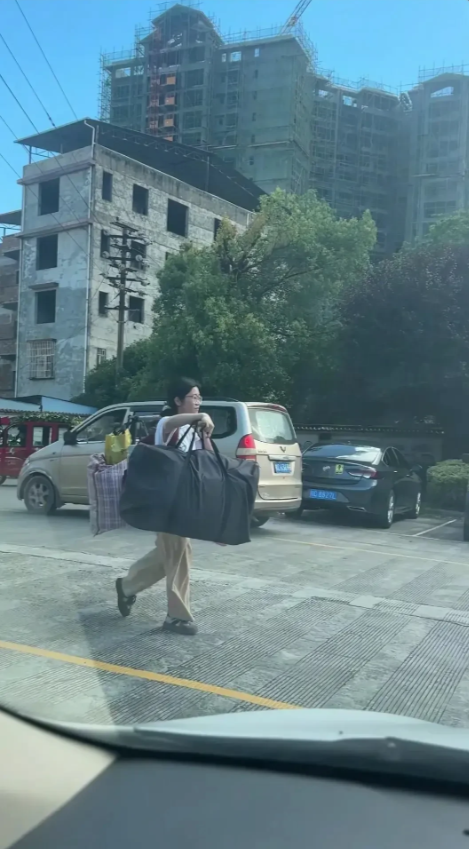 真相大白，高考完后挑行李的广西姑娘原来是去与来接她的妈妈汇合的，姑娘姓刘，不是桂