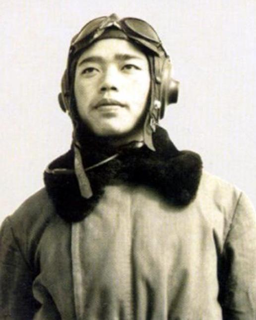 1952年，在朝鲜打下9架美军飞机的王牌飞行员赵宝桐对一个女记者一见钟情，空军司