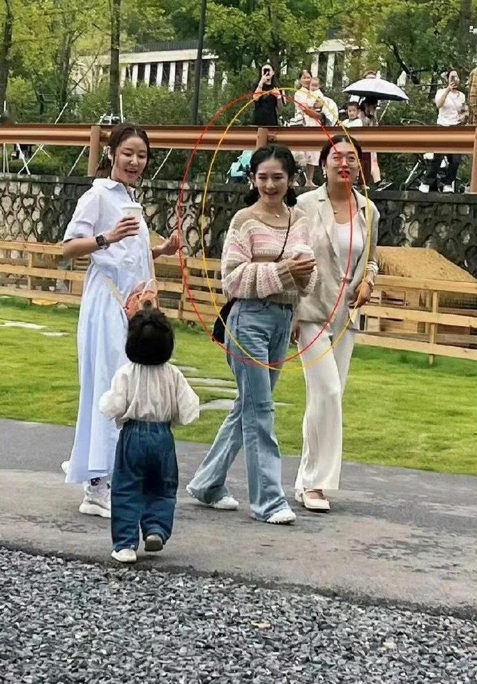 印象中谢娜不是挺高的吗，怎么看起来都没有林心如高？不过身材保持的不错，这应该与她